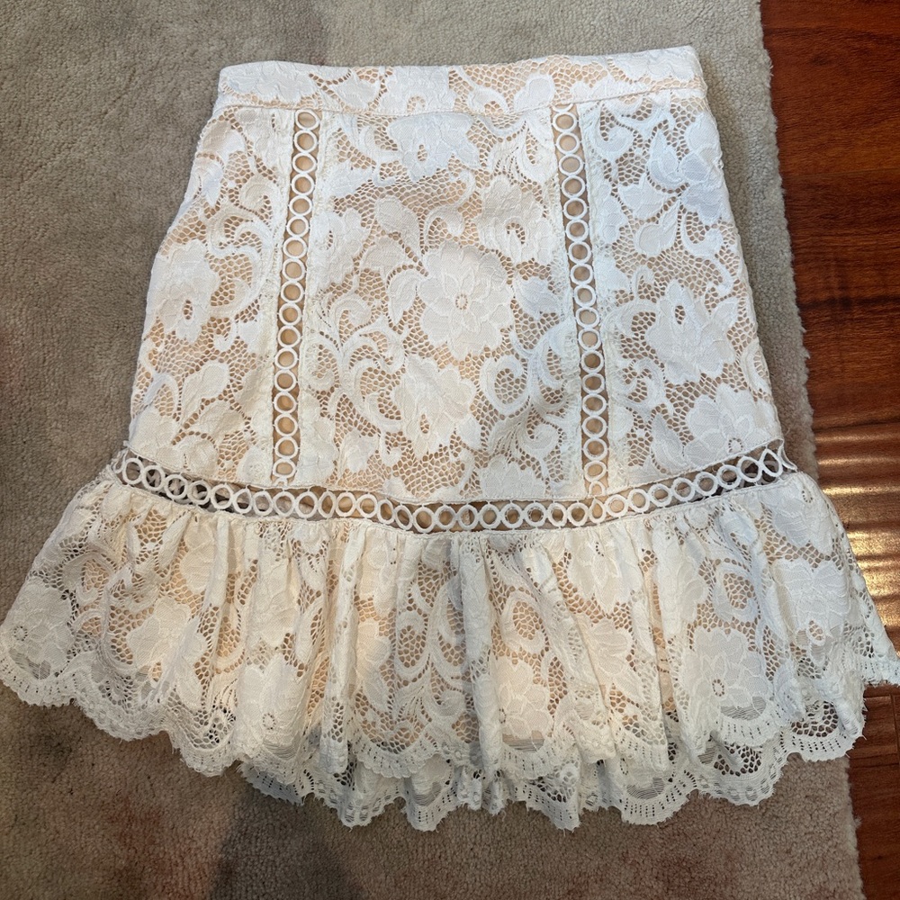 Love Triangle lace mini skirt with flounce in ivory